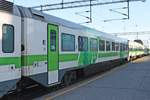 Portrait vom 2 Kl. IC-Wagen Expt 26412, als dieser am Abend des 08.07.2019, eingereiht im Nacht-IC 266 (Rovaniemi - Helsinki), am Bahnsteig im Bahnhof von Oulu stand.