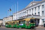 Tw.105 auf der Pohjoisesplanadi (Marktplatz) vor dem Rathaus der Stadt Helsinki.