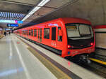 Metro Helsinki Zug 325-D auf der Linie M1 nach Kivenlahti (Stensvik) in der Station Rautatientori (Hauptbahnhof), 05.12.2023