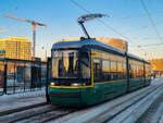 Straßenbahn Helsinki Zug 417 auf der Linie 9 nach Ilmala in der Haltestelle Länsiterminaali 2, 05.12.2023.