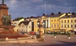 Tw 32 der Straßenbahn Helsinki an einem Maiabend 1988 am Senatsplatz in Helsinki, links das Denkmal von Zar Nikolaus II