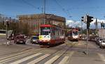 Vor dem zwischen 1926 und 1931 errichteten Reichtagsgebäude treffen sich im Mai 1988 die MLNRV 2 85 und 86 auf der Linie 10 der Straßenbahn Helsinki