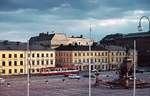 Ein Gelenkwagen vom Typ MLNRV der Straßenbahn Helsinki ist an einem Maiabend 1988 auf der Aleksanterinkatu unterwegs