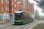 Fahrzeug 453 der HKL/HST vom Typ Skoda-Arctic (Transtech) MLNRV III Tram TW 52 am 12.5.2022 an der Haltestelle Ulkoministeriö (Utrikesministeriet)(Linie 4) auf der Halbinsel Katajanokka.