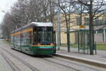 Fahrzeug 454 der HKL/HST vom Typ Skoda-Arctic (Transtech) MLNRV III Tram TW 52 am 12.5.2022 auf der Linie 4 (Munkkiniemi/Munksnäs-Katajanokka/Skatudden).