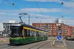 Im ehemaligen Hafengebiet Länsisatama entstehen neue verkehrsberuhigte Wohnviertel, die bereits von der Straßenbahn erschlossen werden. Am Vormittag des 08.06.2023 verläßt der Tw.426 die Haltestelle Kanariankatu.