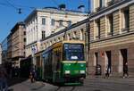 Tw.122 biegt an der Haltestelle Senaatintori von der Aleksanterinkatu in die Unioninkatu ein. (05.06.2023)