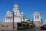 Tw.450 überquert gerade den Senaatintori (Senatsplatz), den Hintergrund bildet der Dom von Helsinki.