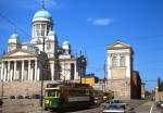 Tw 4 der Straßenbahn Helsinki im Juni 1988 am Senatsplatz, im Hintergrund die 1852 fertiggestellte evangelisch-lutherische Kathedrale