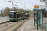 Fahrzeug 442 der HKL/HST vom Typ Skoda-Arctic (Transtech) MLNRV III Tram TW 52 erreicht hier am 14.5.2022 die Haltestelle Olympiaterminaali.