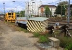 Ein Schneeschieber und ein Arbeitsfahrzeug stehen im Bahnhof von Mulhouse(F) bei Sonne und Wolken am 11.5.2013.