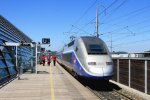 Ein Nachschuss von TGV 26438 aus Marseille-St-Charles(F) nach Paris Gare de Lyon(F) bei der abfahrt aus Avignon-TGV-Gare(F) bei schnem Sommerwetter am 9.8.2013.  