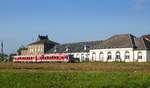 der Bahnhof von Lauterburg (Lauterbourg) im Nordelsaß von der Gleisseite, mit einem Regio-Triebwagen der DB, Sept.2017 