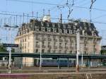 Vor der imposanten Kulisse des Bahnhofshotels in Lyon-Perrache steht hier der SNCF Gleismewagen Mauzin216.