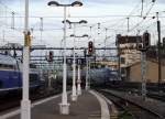 Blick auf die stliche Ausfahrt des Bahnhofs Lyon-Perrache, mit einem TGV Duplex und einem Diesel-Nahverkehrszug.