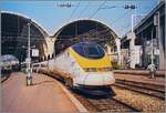 Ein Eurostar in Nice im Juni 1999. Doch der SNCF TMST Eurostar Rame 3202 fährt  nur  bis Bruxelles, nicht nach London. Die SNCF setzte für wenige Jahre die nicht benutzten Eurostar-Züge erst zwischen Nice und Bruxelles, später zwischen Paris und Lille ein.

Bearbeitetes (1200 Pixel) Analogbild / Juni 1999