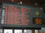 Abfahrtstafel in der Bahnsteighalle vom Gare d'Austerlitz