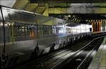 Lichtreflexionen - 

... an einem TGV-Atlantique im Pariser Gare Montparnasse. 

20.07.2012 (J)