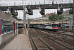 Eindrücke vom Pariser Gare Saint-Lazare 2012 - 

Blick unter der Signalbrücke hindurch ins Vorfeld wo der Pace de l'Europe Simone Veil unterfahren wird.

19.07.2012 (M)
