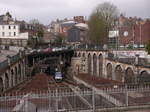 Gare de Rouen-Rive-Droite. 
Hier zu sehen die Westseite der beengt im Einschnitt liegenden Bahnsteige mit dem direkt anschließenden Tunnel-de-Saint-Maur (1065m lang) aus dem aus Richtung Le Havre gerade der SNCF-Z2765 einfährt. Durch die sehr beengte Lage zwischen zwei Tunnels und in einem Einschnitt sind die Bahnsteig- und Gleislängen äußerst begrenzt und nicht erweiterbar. Es wird diskutiert stattdessen einen neuen Bahnhof am linken Seineufer zu bauen. Da dazu aber auch eine Seinebrücke und lange Zufahrtstunnel nötig sind, wird dies immense Kosten verursachen und die Umsetzung ist noch lange nicht sicher. 28.03.2016 Rouen-Rive-Droite
