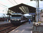 Die CC6544, eine  Maurienne , ist mit dem Express Corail 4806 von Bayonne nach Toulouse im Bahnhof Montrejeau-Gourdan-Polignan angekommen.
Eigentlich für die Ligne Maurienne von Chambery nach Modane bestimmt, ist die Lokomotive hier auf der 33 pro mille Rampe zwischen Lannemezan und Capvern gefordert.
Oktober 1989, Strecke 650 000 Toulouse – Tarbes – Pau – Bayonne. Canon A1, Canoscan, GIMP.