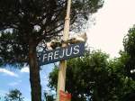Das Bahnhofsschild und ziemlich eigenwillige, wahrscheinlich durch die Hitze verformte Lautsprecher im Bahnhof von Frejus.
