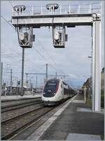 In Annemasse steht der TGV Duplex Rame 716 als SNCF Voyageurs TGV inoui 6473 und wartet auf die baldige Abfahrt nach Saint-Gervais-les-Bains le Fayet.