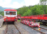 Parade der Spezialfahrzeuge in Axat: links der historische Triebwagen von Rivesaltes angekommen, in der Mitte die Schienenvelos für die sportlichen Fahrgäste und rechts die offenen Wagen.