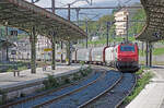 Montag den 29.09.2025 um 12:14 Uhr in Bellegarde-sur-Valserine (F) im Département Ain. Im alten Bahnhofteil des Bahnhofs Bellegarde fährt soeben ein Güterzug durch. Er besteht aus folgenden Triebfahrzeugen; 1. Lok: 91 87 0037 515-0 F-AKIEM (Interne Bezeichnung: akiem PRIMA E37515), 2. Lok: 91 87 0037 519-2 F-AKIEM (Interne Bezeichnung: akiem PRIMA E37519). Diese Lokomotiven sind für drei Stromsysteme zugelassen: 1,5 kV =, 25 kV 50 Hz, 15 kV 16.7 Hz. Es sind Alstom Prima EL3U/4 Lokomotiven. Beide Baujahr 2008. Ladung der Wagen nach Angaben der Wagenetiketten: Paletten mit 1 Liter Mehrwegflaschen. Bestimmungsbahnhof ist Gare de Publier bei Èvian–les–Bains am Genfersee. In Publier befindet sich auch die Abfüllanlage des Mineralwassers Èvian. Koordinaten GMS (Grad, Minuten, Sekunden): N 46° 6’ 37.2’’ O 5° 49’ 27.4’’