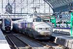 Ein TGV Atlantique aus Paris fährt in den Bahnhof Bordeaux St.