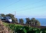Vor der Kulisse des Mittelmeeres fährt ein TGV in Osten von Cannes Richtung Hauptbahnhof.