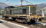 Die diesel-elektrische Universallok der SNCF BB 63629 im Jahr 1983 im südfranzösischen Grenzbahnhof Cerbère.