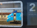 Ein spiegelverkehrter TER (Train Express Regional) wartet im Bahnhof Clermont-Ferrand auf die Abfahrt.