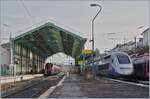 Während in Evian Les Bains im Hintergrund ein SNCF Z 31500 Coradia Polyvalent régional tricourant als Léman Express auf die Abfahrt wartet, steht auf Gleis drei ein TGV Duplex.