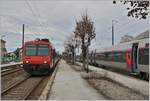 Es ist schon fast Winter geworden, der erste Schnee bereits gefallen und wieder geschmolzen die Bäume schon fast blätterlos und erneut wartet der SBB NPZ RE nach Neuchâtel in Frasne auf