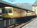 Um 13:00 Uhr kam der Triebzug 115 der  Pyrenen-Metro  aus Villfranche an, Spurweite 1,00 m (Schmalspur) mit seitlicher Stromschiene, am Nachbargleis gut sichtbar.