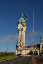 11.11.2011, Bahnhof Limoges-Bndictins, Bahnhofsturm. Der 67 Meter hohe Turm wird zu feierlichen Anlssen beflagt (hier: Gedenken an das Ende des Ersten Weltkriegs).