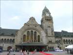 Der Bahnhof von Metz wurde 1905-1908 aus graugelben Vogesen Sandstein gebaut und grndet auf mehr als 3000 Pfhlen aus Stahlbeton, eingebettet in 17 Metern Tiefe.