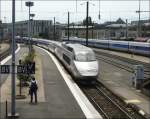 Whrend eine TGV Einheit aus Richtung Paris Est in den Bahnhof von Metz einfhrt, wartet schon eine andere auf Fahrtfreigabe am 22.06.08.