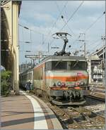 Die SNCF BB 22352 �bernimmt in Nice-Ville eine Schnellzug nach Italien.