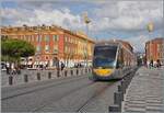 Das Alstom Citadis Tram 302 08 ist auf der Line 1 auf dem wundersch�nen Place Massena unterwegs.