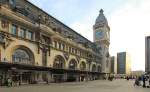 Paris, Gare de Lyon. Hauptfassade des Kopfbahnhofs mit dem typischen Turm. Das Gebäude wurde 1895-1902 vom Architekten Marius Toudoire gebaut und gehört zu den grössten Bahnhöfen von Paris. Aufnahme vom 22. Nov. 2014, 16:09