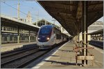 Der TGV Lyria 9765 wartet in Paris Gare  de Lyon auf die Abfahrt nach Genève, und der TGV  wird sein Ziel nach genau 2 Stunden und 56 Minuten ohne Halt pünktlich erreichen.