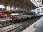 Die SNCF-Wechselstromlokomotive 215044R mit Nahverkehr-Doppelstockwagen am 12.10.2011 im Pariser Gare du Nord.