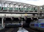 Die Ausfahrt des Pariser Bahnhofs  Gare Du Nord  mit Metro-Brücke der Linie 2.