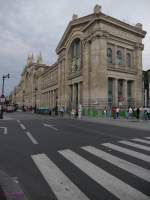 Die Hauptfassade des von der Chemin de Fer du Nord (Nordbahn) 1861-1865 errichteten Gare du Nord in Paris in der Ost-West-Ansicht. Die Fassade ist 180 m lang und hat eine Höhe von 43 m.
Täglich werden an diesem Kopfbahnhof etwa eine halbe Million Fahrgäste abgefertigt, wovon ca. 85% allerdings rein auf den Vorortverkehr entfallen.

Paris 2014-07-18