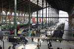 Blick in die voll belegte Bahnhofshalle des Gare du Nord in Paris mit vielen interessanten Zügen, wie Thalys oder Eurostar.