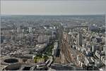 Paris Gare Montparnasse vom 200m hohen gleichnamigen Tour Montparnasse herunter.