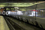 Lichtreflexionen - 

... an einem TGV-Atlantique im Pariser Gare Montparnasse. 

20.07.2012 (J)