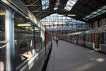 Eindrücke vom Pariser Gare Saint-Lazare 2012 -    Ältere Triebzüge an einem Kopfbahnsteig.